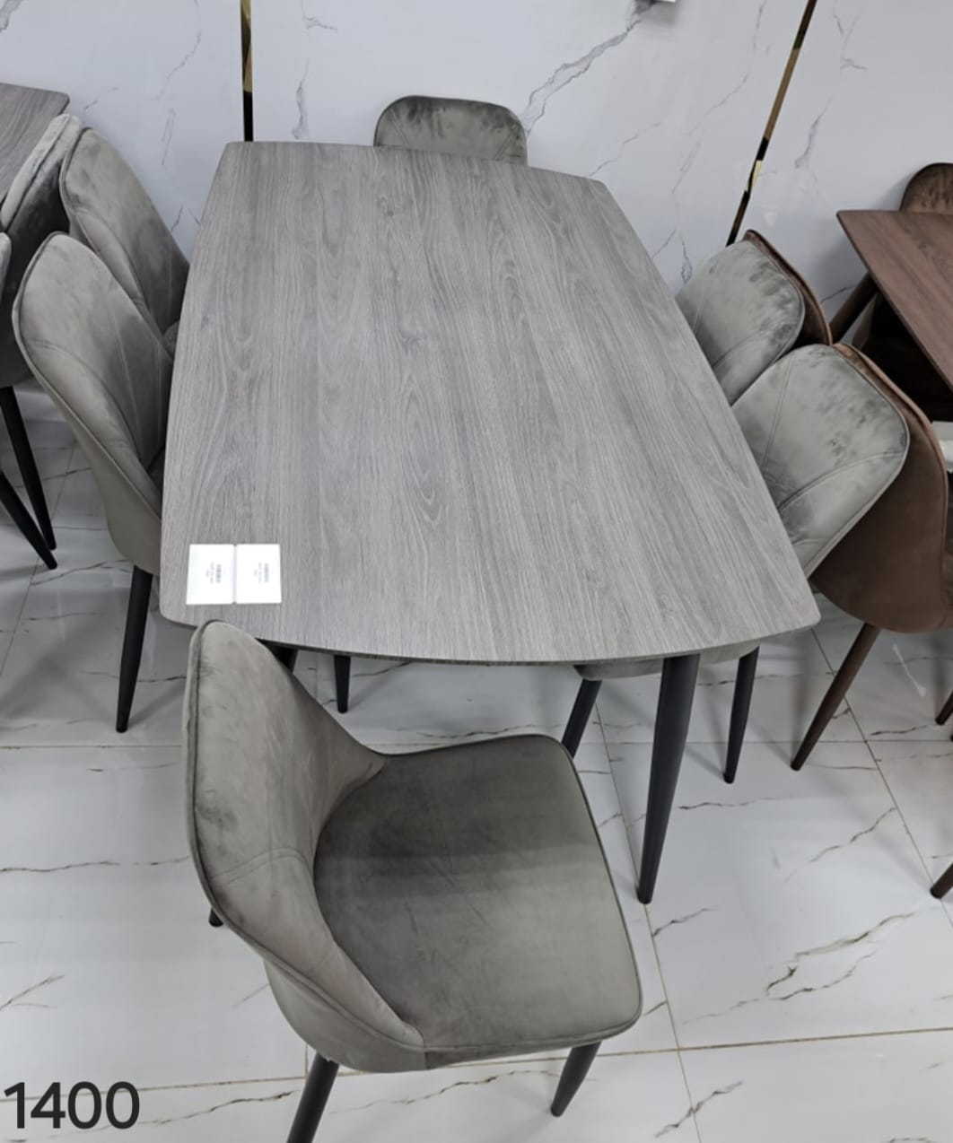 طاولة طعام فضى