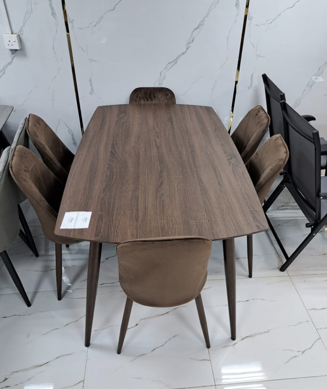 طاولة طعام بني